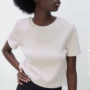 Stickad zara topp - Säljer denna jättefina stickade tröjan från zara, fint skick och ändas använd två gånger🥰 