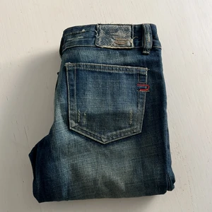 Lågmidjade Diesel jeans  - Säljer dessa sjukt fina diesel jeans💙 måttet tvärs över midjan är 37 cm och innerbenslängden är 74 cm. De är inte sålda än! 
