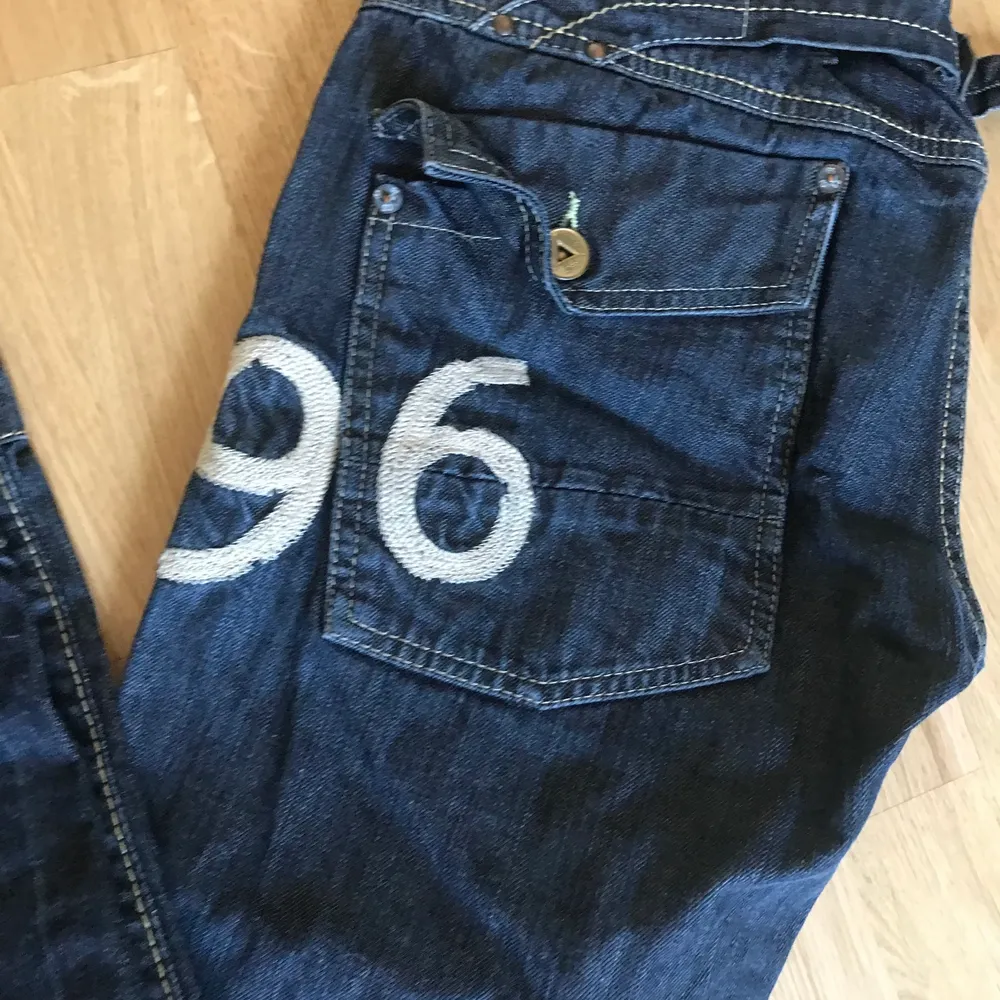 Säljer ett par Gstar jeans i fint skick och storleken är 30/32 och säljer dom för 200 kronor och köparen står för frakten . Jeans & Byxor.