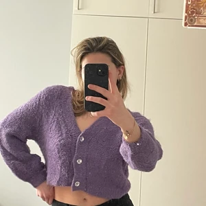 Lila kofta - Gosig lila kofta med diamantknappar från H&M!! Använd typ 3 gånger. Superfin och mysig!