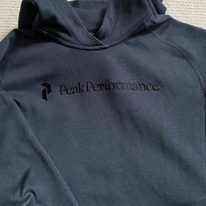 Peakhoodie - Hoodie från peakperfomance i färgen mörkblå som inte längre kommer till användning. Köparen står för frakt!💙