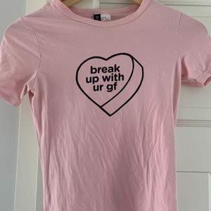 Ljusrosa T-shirt med tryck ”Break up with ur gf”. Från H&Ms kollektion med Ariana Grande. Köpt 2019, väl använd men har mer att ge! Inga defekter. Skriv om du vill ha fler bilder! 💞💞