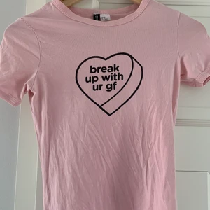 Ariana Grande T-shirt - Ljusrosa T-shirt med tryck ”Break up with ur gf”. Från H&Ms kollektion med Ariana Grande. Köpt 2019, väl använd men har mer att ge! Inga defekter. Skriv om du vill ha fler bilder! 💞💞