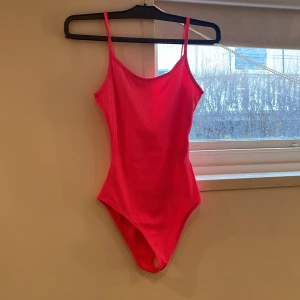 Neon body - Neonrosa body från Berskha💓har en liten fläck på ryggen (se andra bilden) men den är inte särskilt märkbar