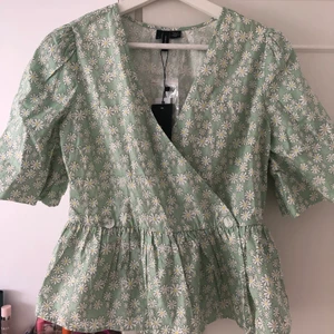 Nakd blus  - Blus i nyskick men lappen kvar, perfekt till våren/sommaren