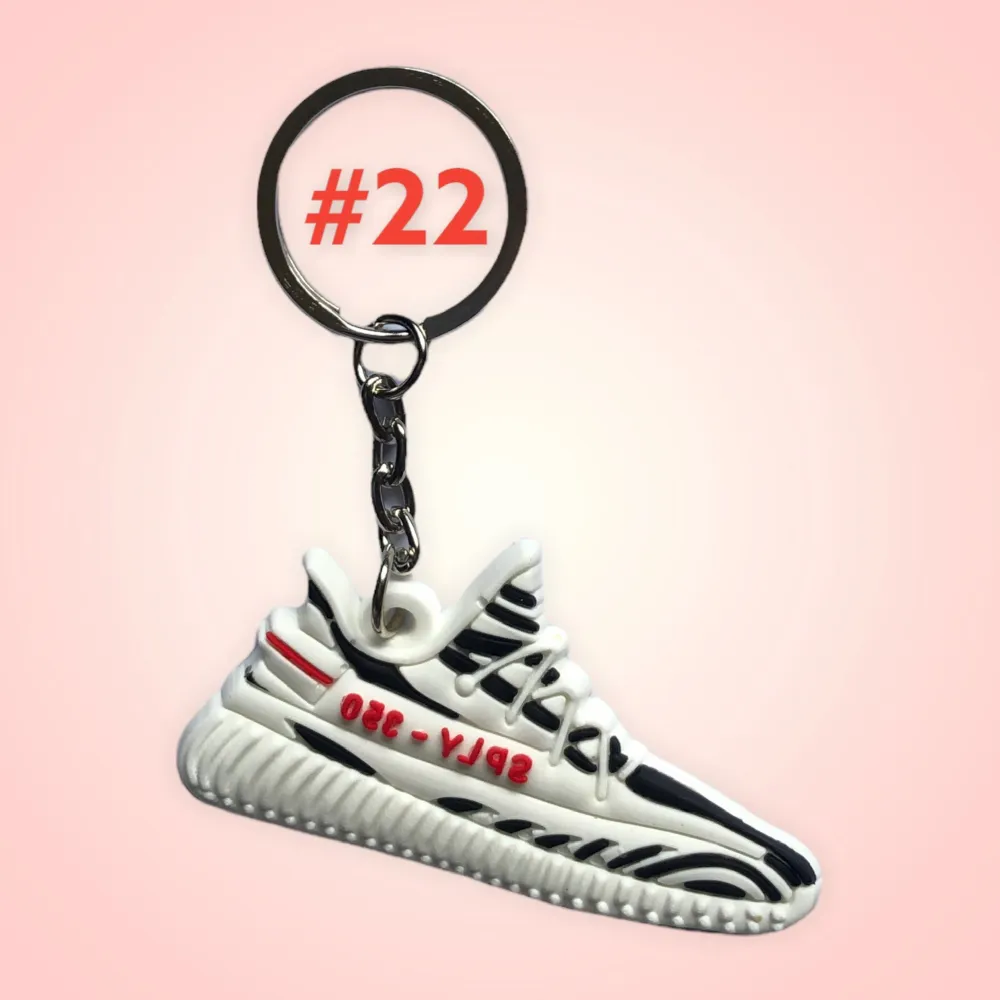 Adidas YEEZY nyckelringar  Produkten är helt nya i sin förpackning. * 		Sällsynt sneaker-nyckelring * 		Gummi med hög kvalitet * 		Slitstarkt material * 		Anslut till nycklar * 		Ungefär 5 cm stor  efter beställning vänligen ange vilken (Yeezy nyckelring) du vill ha?  Detta är den bästa julklappen för alla i din familj, eller vänner.  Meddelande mig Om du har några frågor om mitt objekt, Glöm inte att lämna en positiv feedback efter köpet, jag gör detsamma :). Övrigt.