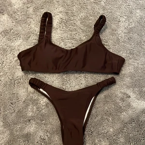 Bikiniset - Ett oanvänt, brunt bikiniset i storlek M men passar mer en XS/S. Frakt ingår! 