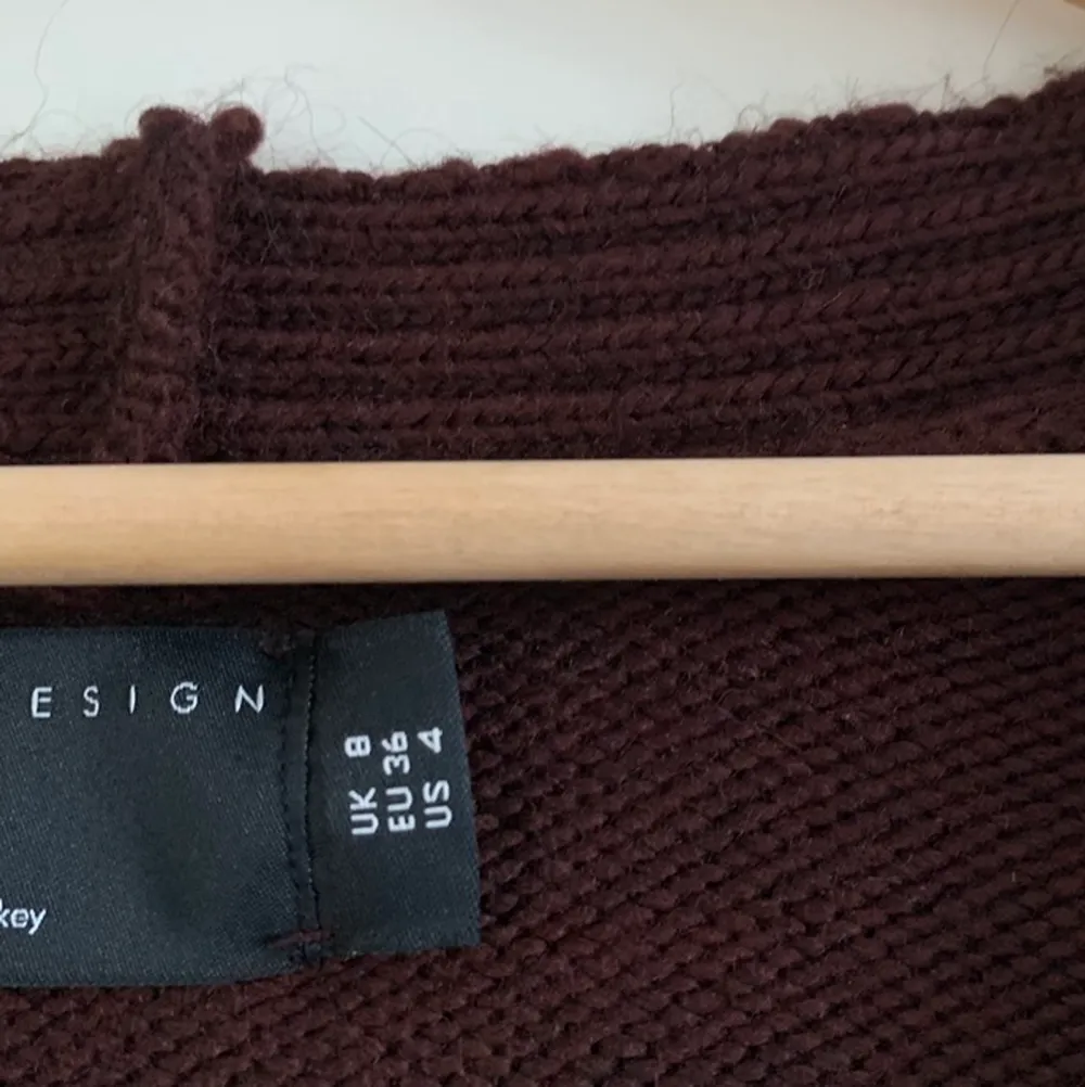 brunröd croppad cardigan från ASOS som aldrig fått användning 🤎🤎 . Tröjor & Koftor.