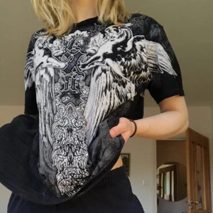 Edhardy liknande tröja - Jättefin tröja från xavier köpt från second hand, så fin men inte min stil); inga märken eller defekter, som ny! Köp direkt för 250😊