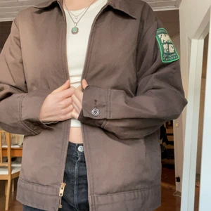 Brun vårjacka  - Brun jacka köpt second hand. Lätt fodrad. Bra skick. 