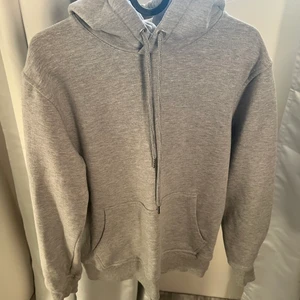 Grå hoodie  - Grå hoodie från junkyard, något tjockare material, använder varsamt ❤️