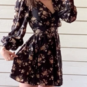 Klänning volang  - Sjukt fin klänning som är väldigt flattering! Knappt använd och passar strl xs-S , har massa fler billiga klänningar, toppar, kjolar etc så in o kika 🥰