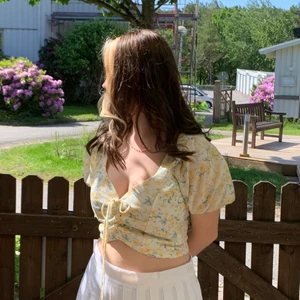 Somrig top - Superfin top från bikbok💛 Inte helt säker på om jag vill sälja men det är inte riktigt min stil längre. Köpte den för typ 200 kr. Fint skicka, hade den bara några gånger i somras. Köpare står för frakt! (Säljer även halsbandet och kjolen) 