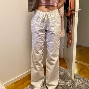 Linnebyxor  - INTRESSEKOLL på mina vita linnebyxor. De är i nyskick (endast testade) Passar mig som är ca 170cm. Fram och bakfickor, dragkedja, justerbara i midjan och inte genomskinliga. Skriv gärna till mig vid intresse osv💓
