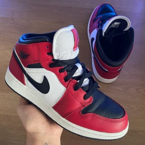 Air Jordan 1 Mid Chicago Toe - Säljer mina älskade jordans pga ingen användning av dom! Dom är i bra skick och Har använts  max 5 gånger. Skorna är i storlek 40 men passar mig som har 39! Rekommenderar att ta en storlek större eller sin vanliga storlek! Priset kan även diskuteras!