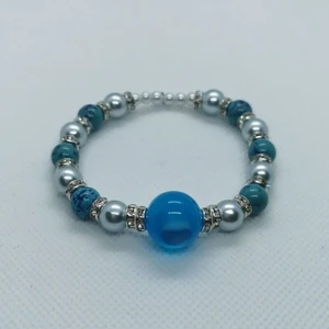 Blått armband - Somrigt armband med vackra blå pärlor. 18 cm med stretch. Frakt ingår I priset 