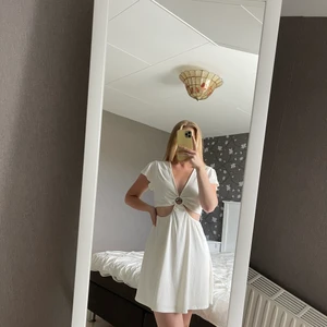 Klänning - Supervacker sommarklänning från H&M som jag säljer då den är lite för stor för mig. Aldrig använd💗