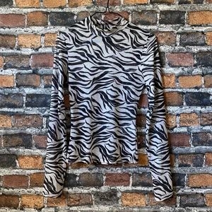Blus med zebra mönster - En fin polotröja från H&M i fint skick. Materialet är polyester. För fler bilder eller mått kontakta mig ✨ Frakt sker via frimärken 26 kr 📦