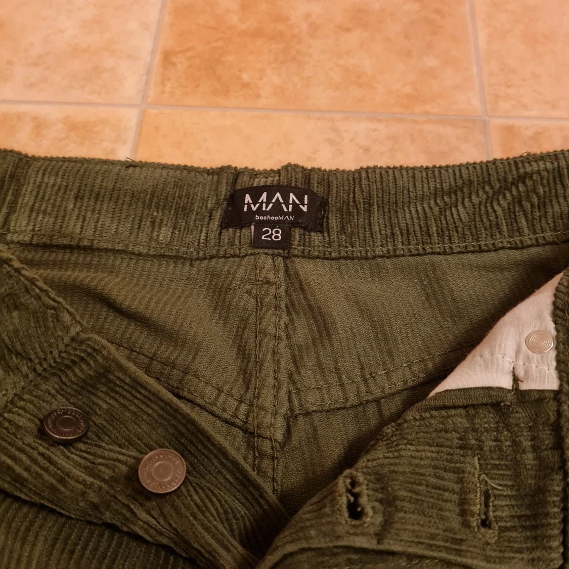 MANCHESTERBYXOR MED LEDIG PASSFORM - 91