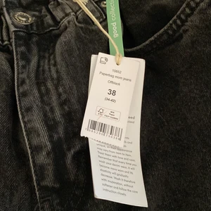 Gina tricot jeans - Säljer dessa byxor som är helt oanvända då jag inte tycker att de sitter så fint på mig. Har ett par till sånna här jeans fast i jeans färg.