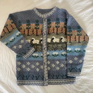 Stickad tröja - Supergullig stickad tröja som jag köpt på Beyond Retro. Skulle tro att den är hemstickad då den saknar tags, den är i jättebra skick! Skulle säga att den är i storlek L men passar olika storlekar beroende på önskad passform☀️ Skriv för fler frågo! 