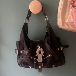 George gina lucy väska - Detta va min favorit förra sommarn, kommer inte till anvödning längre, är väldigg bra skick!