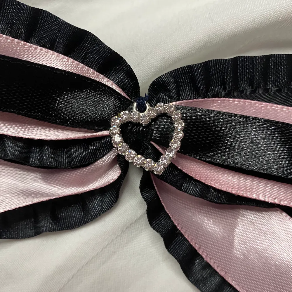 Handgjorda hårrosetter i rosa och svart satin, dekoreras med hjärtformade berlocker! Super söta till både lolita och andra harajuku/alternativa moden! DMa för billigare frakt och betala med swish . Accessoarer.