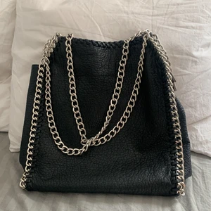 Tiamo väska  - Så fin tiamo väska som är perfekt till skolan då mycket får plats! Storleken är stor så den rymmer dator och annat💕 Många intresserade=budgivning!!! Kontakta för intresse eller andra frågor💕 BUDGIVNING ELLER KÖP DIREKT 580+frakt!