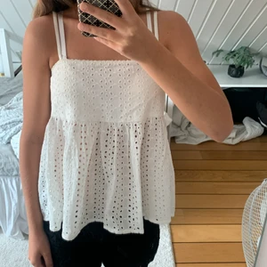 Topp med volang - Säljer denna toppen från bikbok i strl S men man kan justera banden så den passar oxå Xs! Köptes för 199 men säljer för 95+frakt! Kontakta för intresse och tyrck inte på KÖP DIREKT
