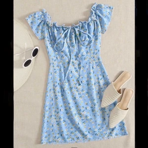 Blå blommig klänning - Jättefin blå klänning med tryck av vita blommor. Väldigt bekvämt och luftigt material. Storlek XS men passar bra på mig som har S. Frakt kostar 29kr ☺️