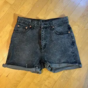Black or dark gray jeans shorts, high waisted 