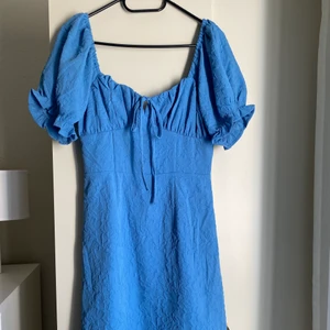 Blå klänning - Blå klänning som är tight i midjan. Lagom längd på mig som är 170 med större rumpa. Använd 1 gång. Storlek XS