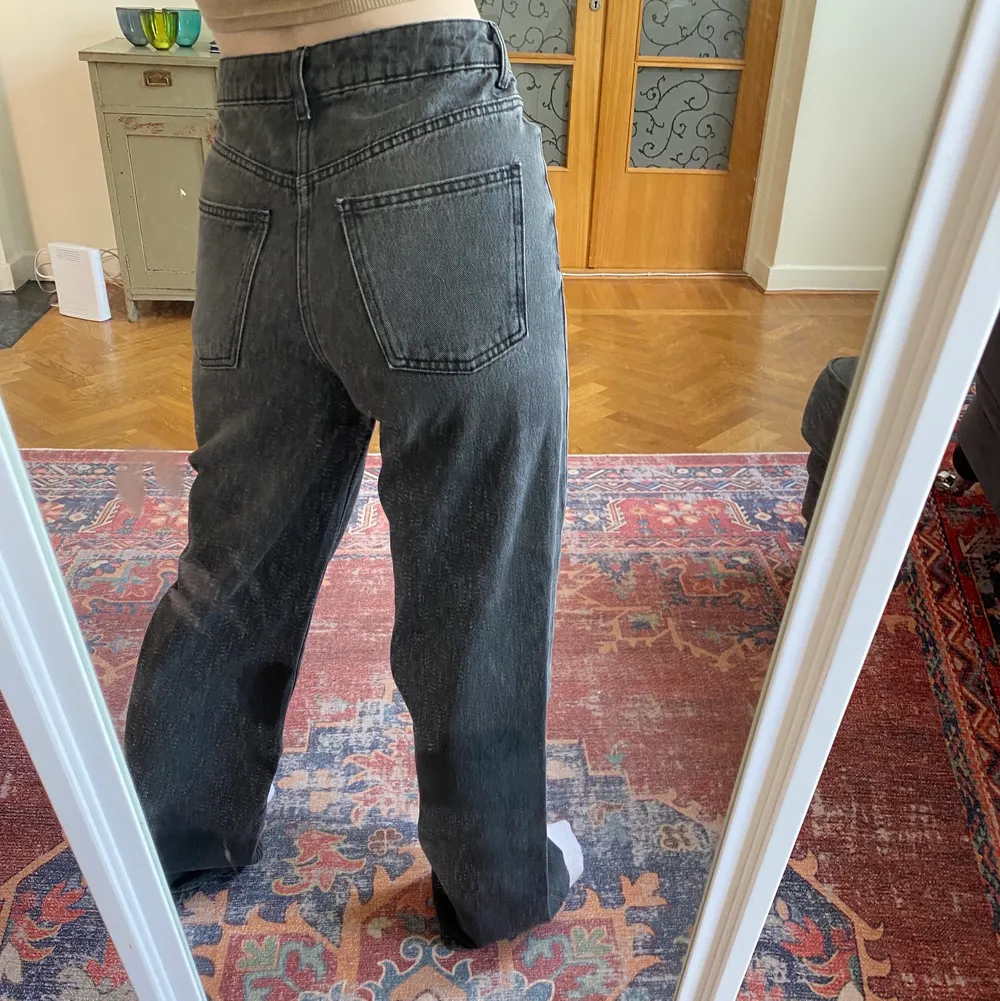 gråa zara jeans köpte för ca 1 månad sen och aldrig använda. säljs pga för stora (se bild 3). storlek 36! nypris 399kr ❤️. Jeans & Byxor.
