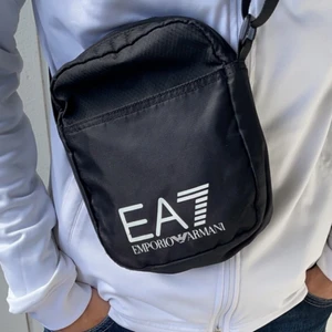 Armani väska  - Fin väska från Armani nyskick använd få gånger 