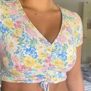 Somrig topp - Jättefin somrig topp från Stradivarius i storlek M men skulle säga att den passar XS-S, sitter lite tight och kort i magen på mig som har lite större byst, använd endast ett fåtal gånger 💕 60kr + frakt 
