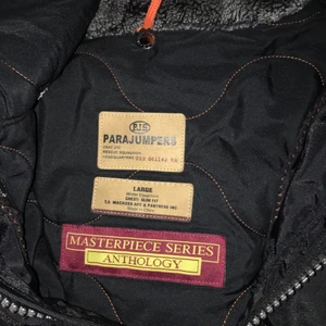 Jacka  - Hej säljer min parajumper jacka den är äkta köpte den för 12k ungefär,har Inge kvitto kvar har sytt upp den vid midja och armar annars stl L,är i fint skick och varm till vintern 