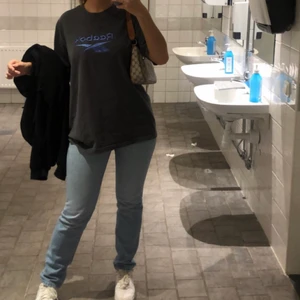 Levis Jeans, använda ca 3 ggr - Säljer dessa Levis 501 som jag köpte förra året men som bara kommit till användning fåtal gånger. Strl 27 x 32. Nypris ca 1300