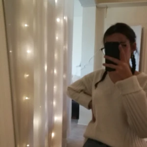 Vit tröja - Oversized storlek s, ganska lång, fint skick med en bra kvalité, superfin vid halsen med detaljer i tyget