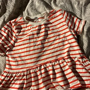 Randiga volangtröjor!❤️ - Säljer två jättefina volangtröjor från zara! Säljer pga inte kommer till användning❤️den svarta är i storlek s och den röda i m❤️köp en för 50 eller båda för 90. Står ej för frakt📮