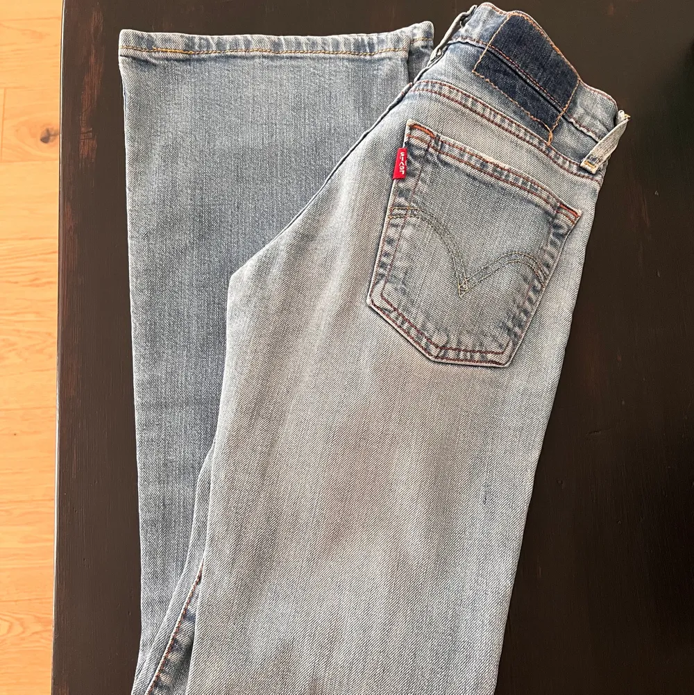 De snyggaste lågmidjade jeansen från Levis i modellen 529!! Köpta second hand men de var tyvärr försmå för mig som brukar ha 34 i jeans. Jeans & Byxor.