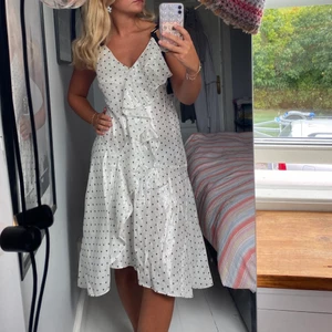 Klänning  - Säljer denna klänning ifrån hm studio, en klänning med det lilla extra, SÅ FIN! nypris ca 1500kr💙  Säljer pga att sommargarderoben fyllts på och gamla plagg som ej kommer till användning ska ut😇