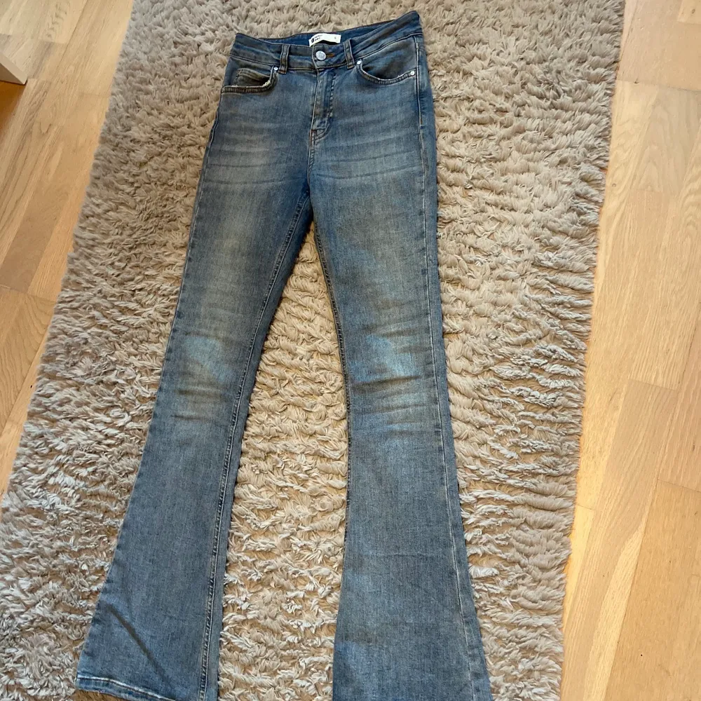 Ett par utsvängda jeans i storlek S från Gina trickot 💕 Säljer för att dem är för små✨ Kostar 95 kr❤️ Köparen står för frakten❤️✨❤️. Jeans & Byxor.