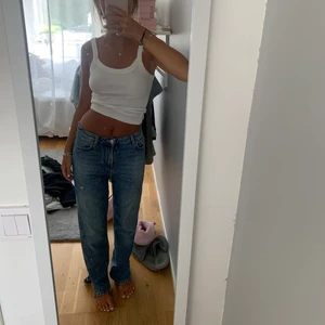 Jeans - ⚠️TRYCK EJ PÅ KÖP DIREKT⚠️ Jätte fina jeans med slits 
