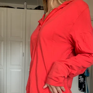 4 sports huvtröja strlk L/M - Säljer denna snygga zip up hoodien från 4 Sports i storlek L men passar även M. Frakt 66kr men kan även mötas upp💞⭐️