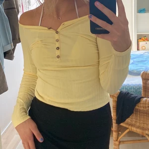 Gul tröja🤩 - Gul ”offshoulder” tröja med knappar i fram! Supergullig gul färg! Köpt i en Nelly pop-up butik för tre år sen men inte använd mer än 3 gånger! Köp direkt för 200 + frakt eller buda från 150kr❤️‍🩹❤️‍🩹