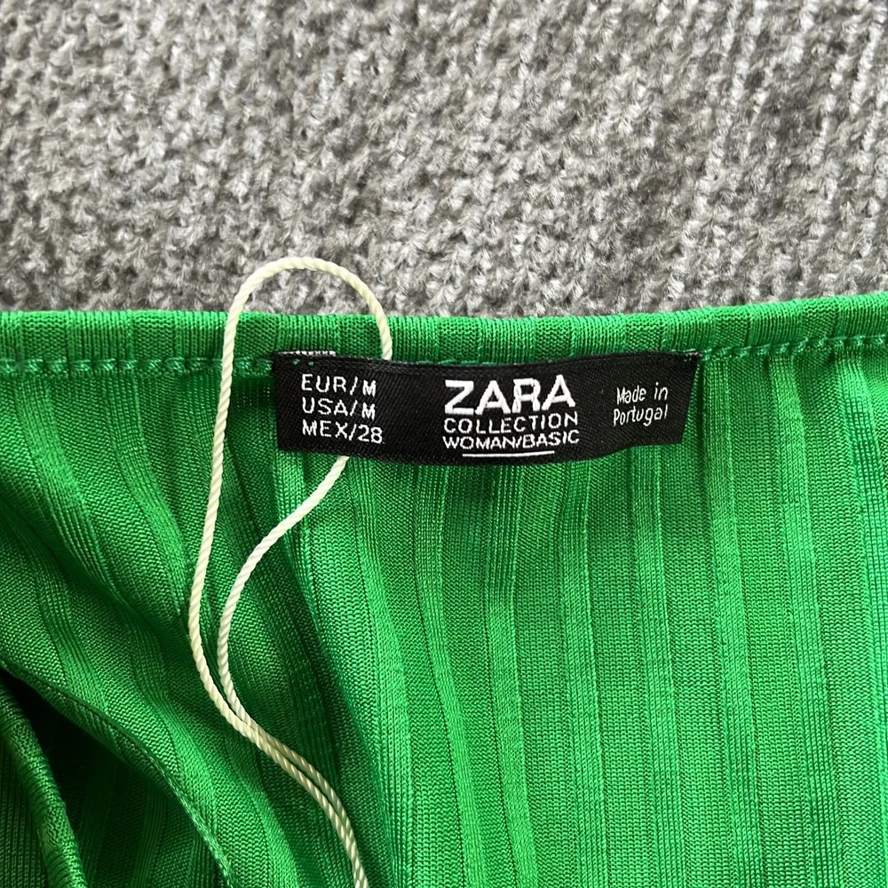 Snygg topp från Zara oanvänd på . Toppar.