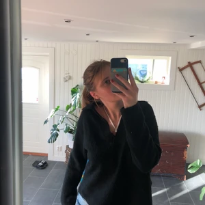 V-ringad stickad tröja - Stickad Vringad tröja från H&M i ganska använt men fortfarande gott skick ❤️‍🔥❤️‍🔥 Betalning sker via swish!!