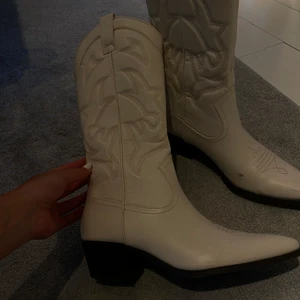 Cowboyboots  - Säljer mina knappt använda cowboyboots från stradivarius i storlek 40, men passar storlek 39 också. Nypris 699.