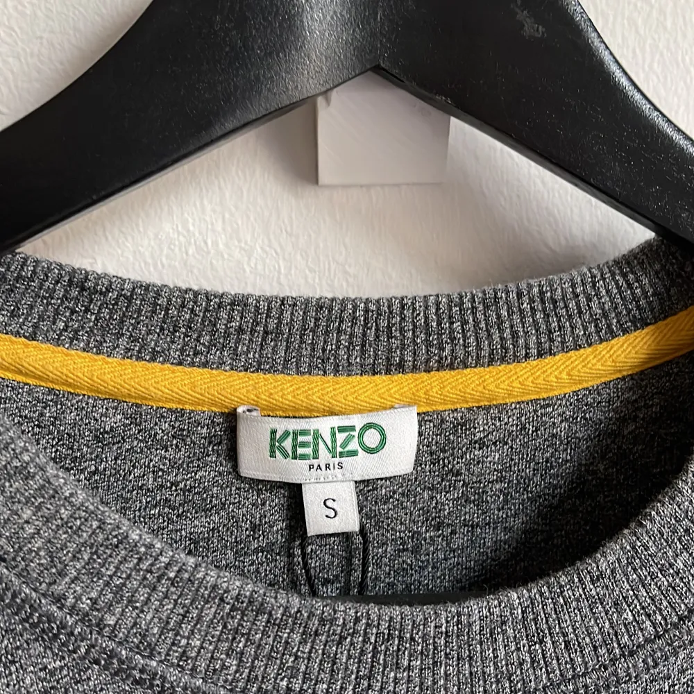 Jättefin tröja från Kenzo i storlek S, som tyvärr inte kommit till användning. Helt nytt skick men inköpt på NK för cirka 3 år sedan, nypris är cirka 2300kr 💕💕. Hoodies.