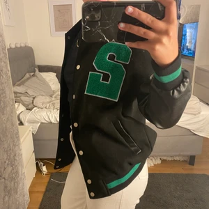 Jacka - I princip oanvänd jacka med coola gröna detaljer i strl S💕